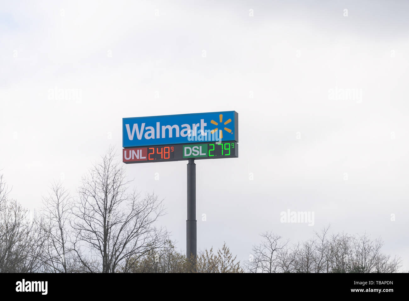 Abingdon, Stati Uniti d'America - 19 Aprile 2018: Strada closeup di Walmart stazione di gas luce schermo con prezzo in pole Foto Stock