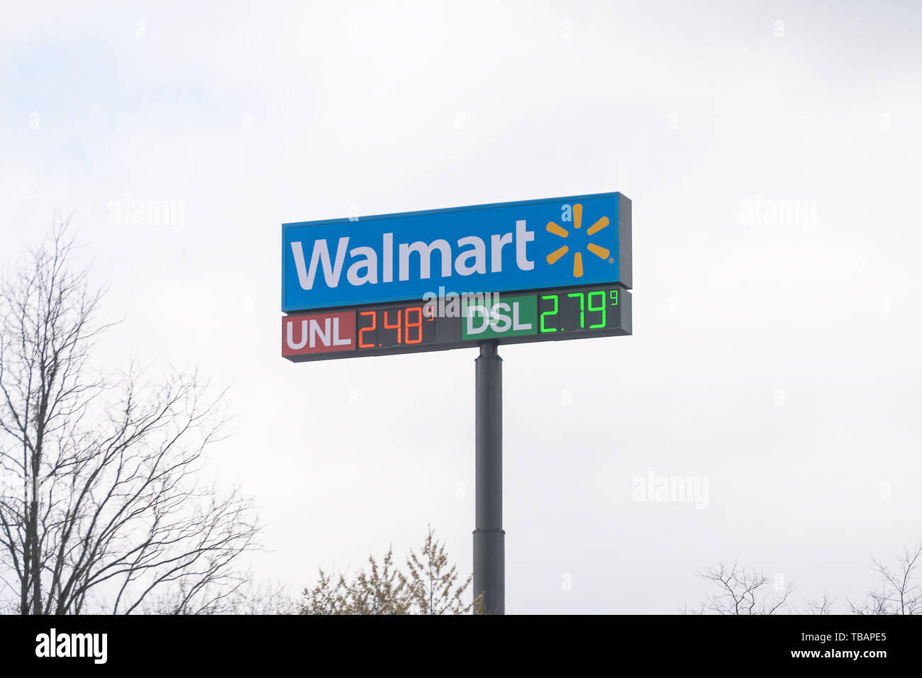 Abingdon, Stati Uniti d'America - 19 Aprile 2018: Strada via autostrada e primo piano della Walmart stazione di gas luce schermo con prezzo in pole Foto Stock