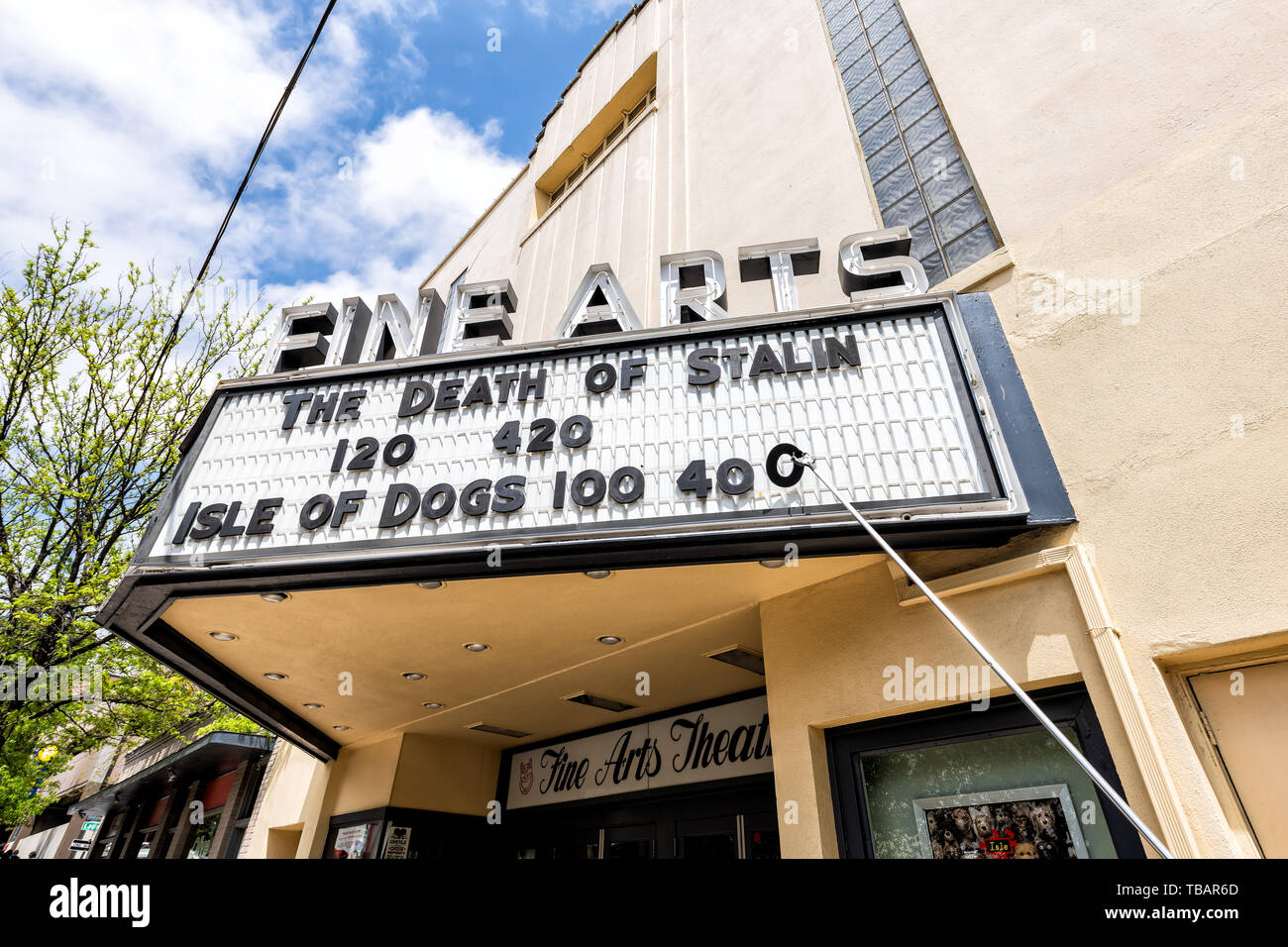 Asheville, Stati Uniti d'America - 19 Aprile 2018: strada del centro di North Carolina NC city con ingresso alla costruzione di firmare per il Fine Arts Cinema Cinema con isola Foto Stock