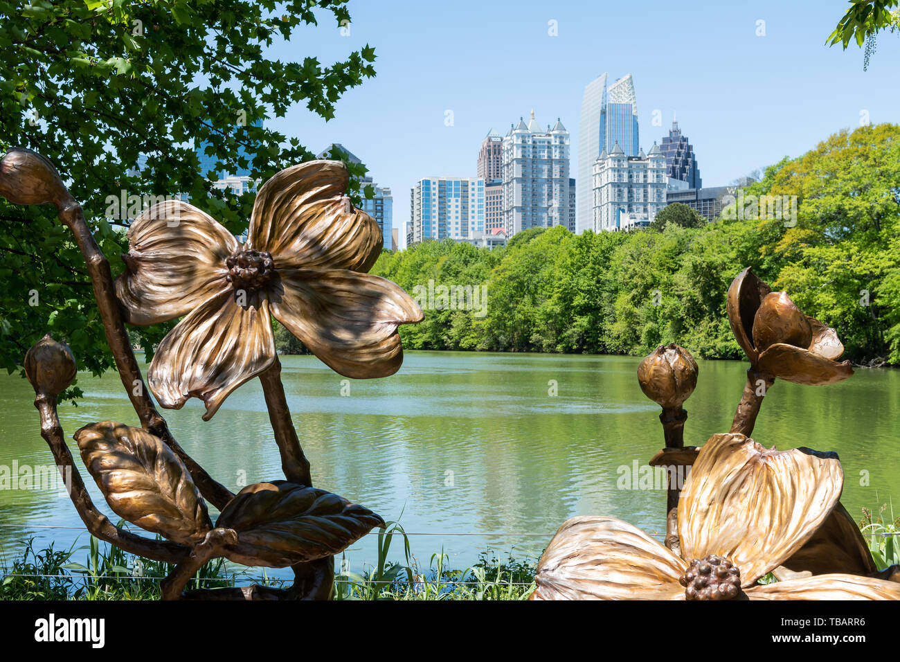 Atlanta, Stati Uniti d'America - 20 Aprile 2018: Cityscape dello skyline in Piemonte Park in Georgia urbano per la città di grattacieli in centro al Lago Clara Meer con arte composizioni Foto Stock