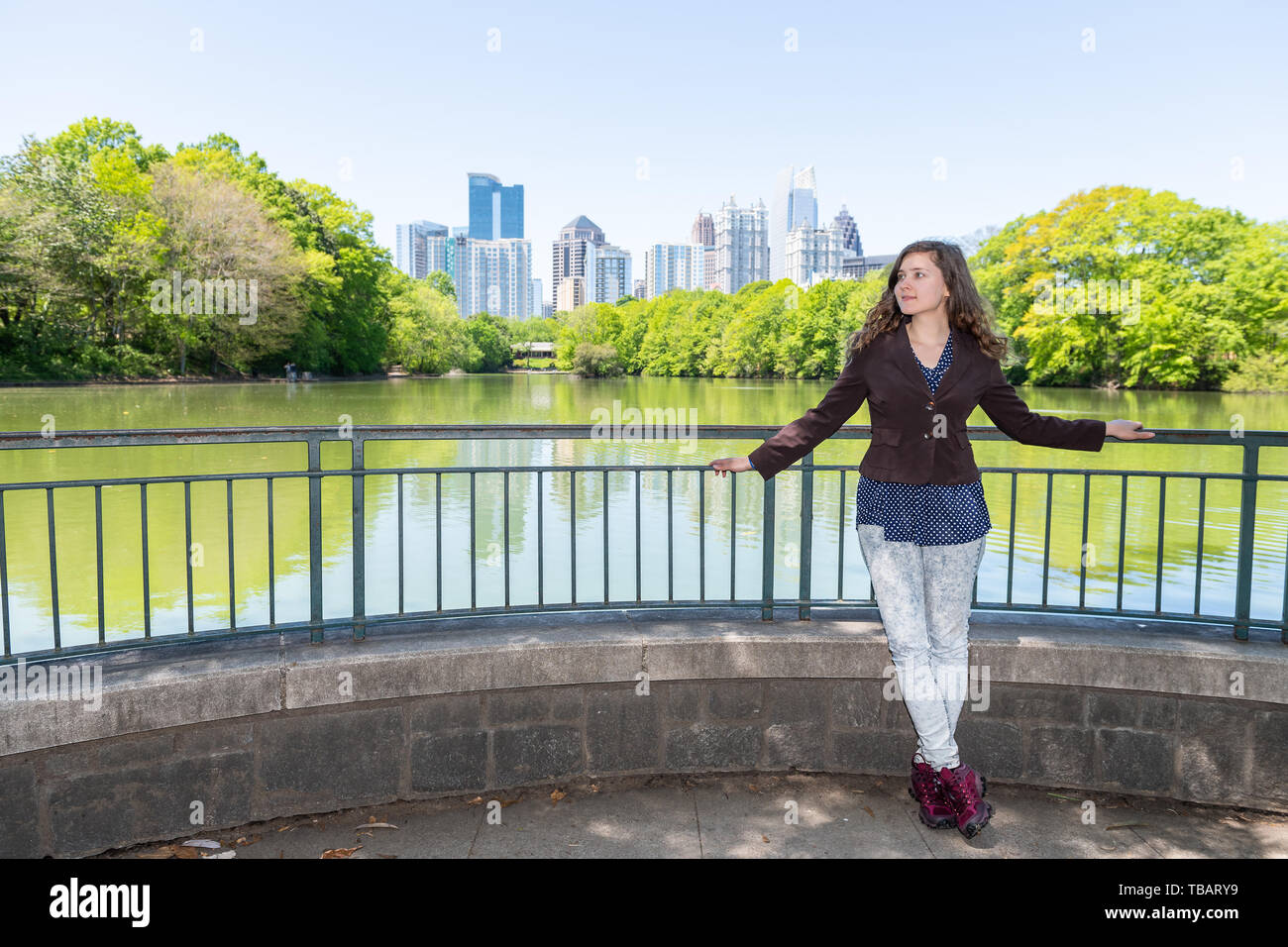 Atlanta, Georgia cityscape in Piemonte vista parco alberi verde urbano per la città di grattacieli con happy business giovane donna ragazza Foto Stock