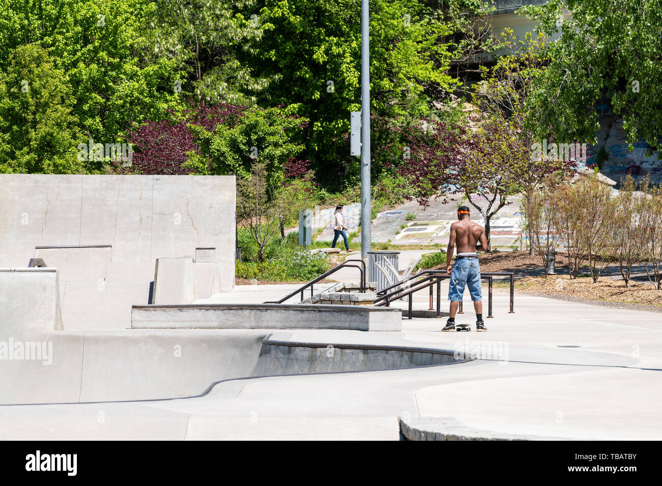 Atlanta, Stati Uniti d'America - 20 Aprile 2018: Quarta Ward storica skatepark skate park in Georgia il centro città con la pista di pattinaggio e la gente fa sport Foto Stock