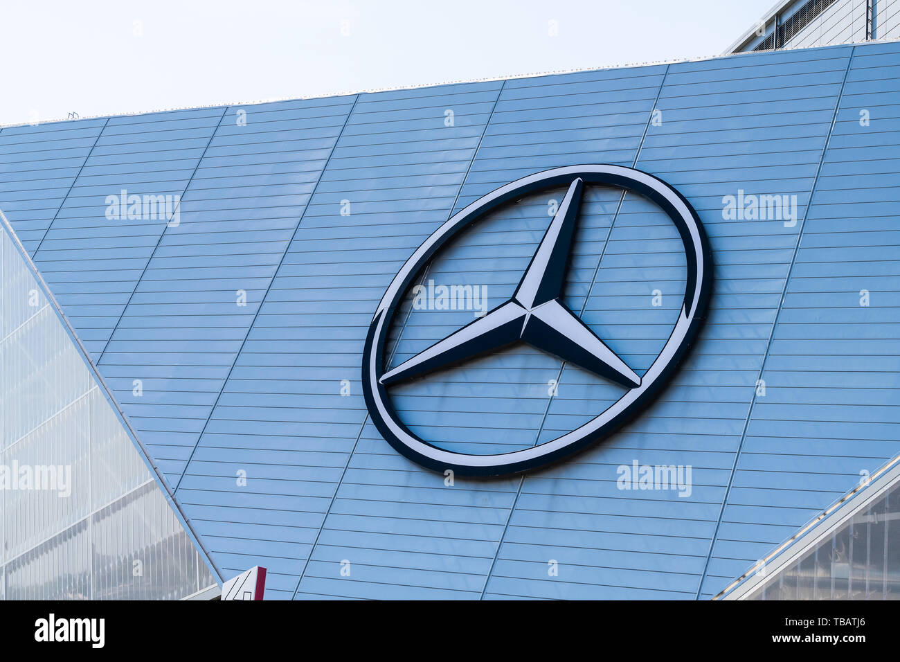 Atlanta, Stati Uniti d'America - 20 Aprile 2018: Closeup di segno logo per Mercedes-Benz stadium esterno dell edificio in Georgia la città capitale Foto Stock