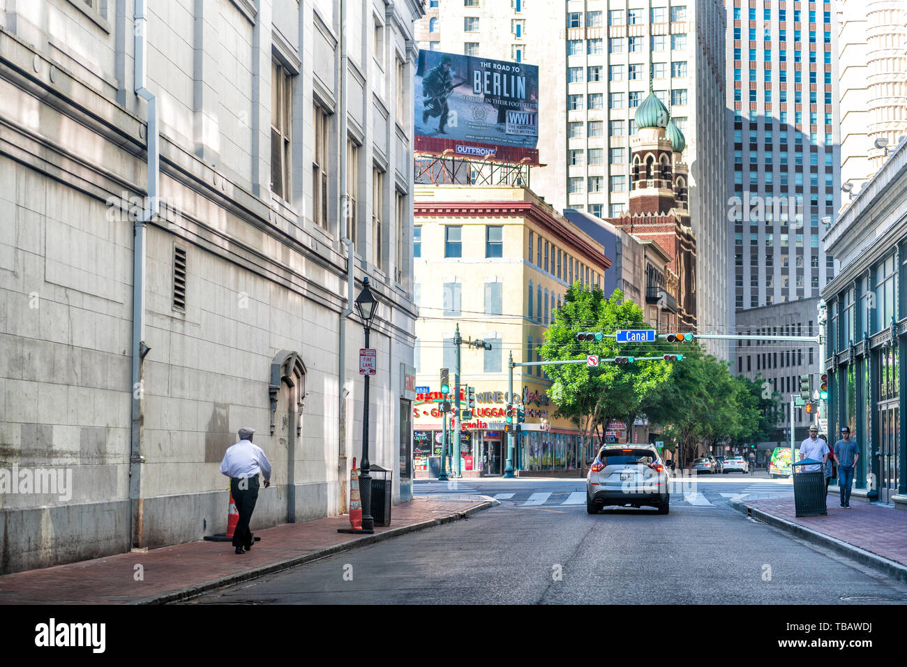 New Orleans, Stati Uniti d'America - 23 Aprile 2018: Downtown street in Louisiana famosa città durante il giorno con il cartellone di firmare per il museo della Seconda guerra mondiale e del canale del segno Foto Stock