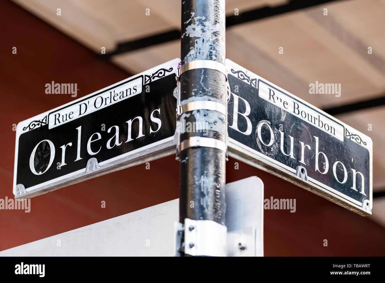 Orleans e Borbone Incrocio strade firmare il testo in New Orleans sul polo della lampada post closeup isolato Foto Stock