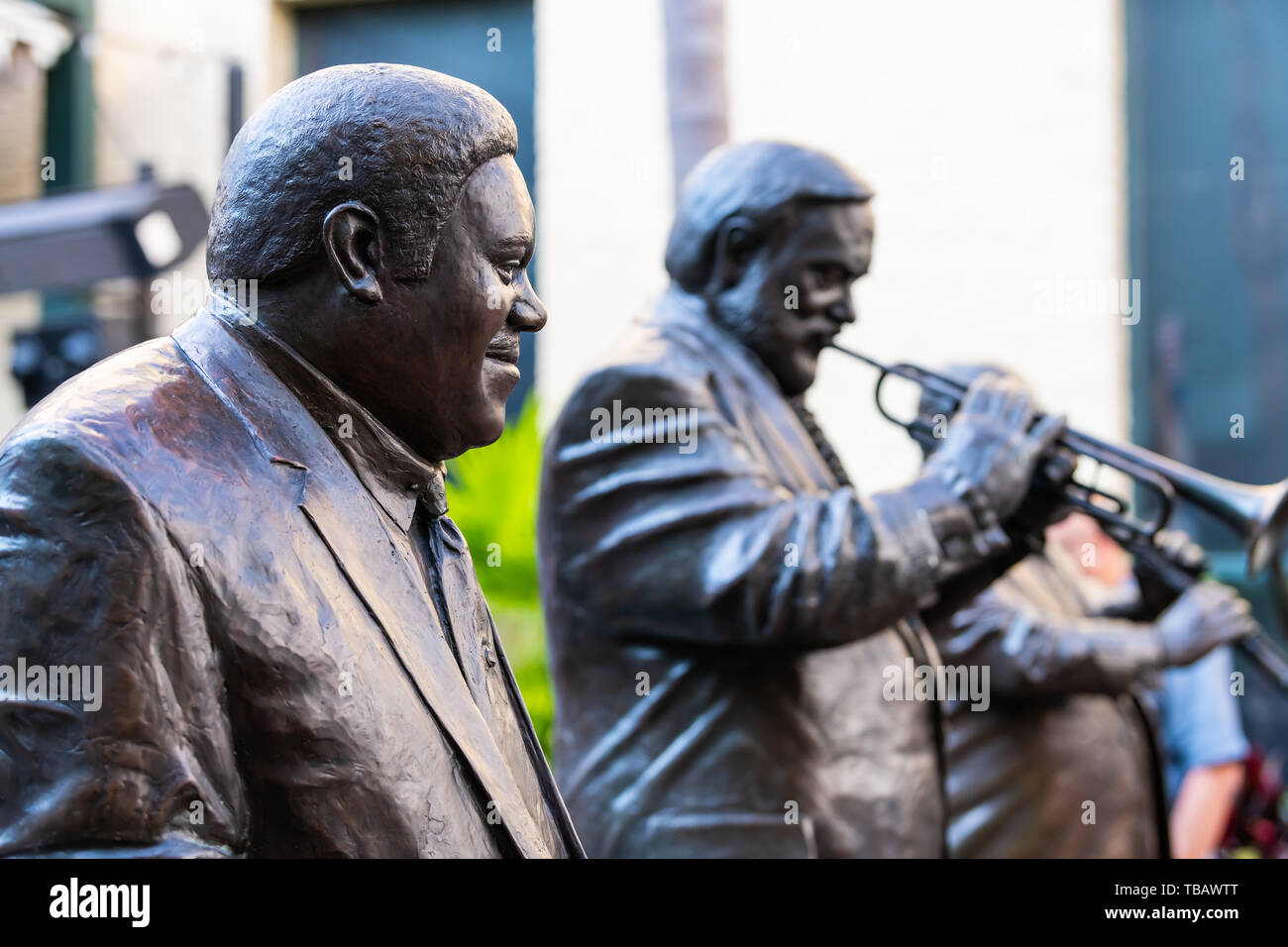 New Orleans, Stati Uniti d'America - 23 Aprile 2018: jazz famosi giocatori di musica le tre grandi su Bourbon Street a leggende della musica Park closeup Foto Stock