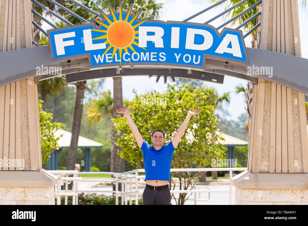 Cantonment, Stati Uniti d'America - 24 Aprile 2018: Florida welcome center al confine con Alabama e centro visitatori e giovane uomo felice da firmare Foto Stock