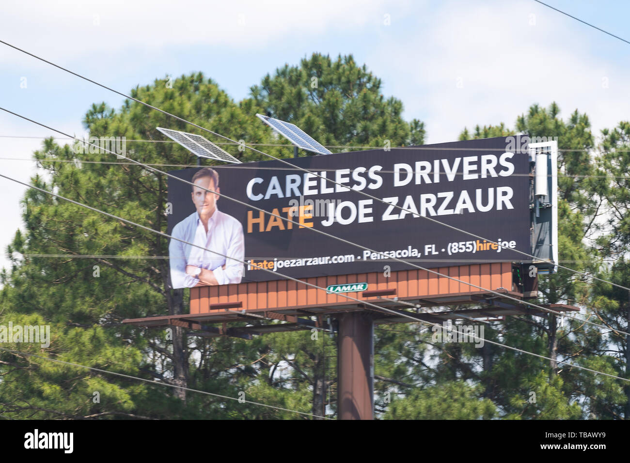 Ester, Stati Uniti d'America - 24 Aprile 2018: cartello stradale cartellone pubblicitario per incidente auto pregiudizio avvocato, avvocato in Pensacola fornendo il servizio giuridico Foto Stock