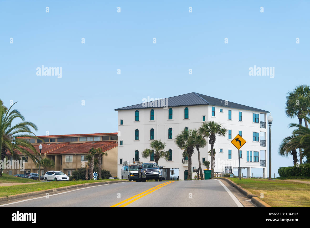 Destin, Stati Uniti d'America - 24 Aprile 2018: Appartamento o un condominio Complex building in spiaggia o sull'oceano nel Golfo del Messico a Miramar Beach City città al golfo di Mexi Foto Stock