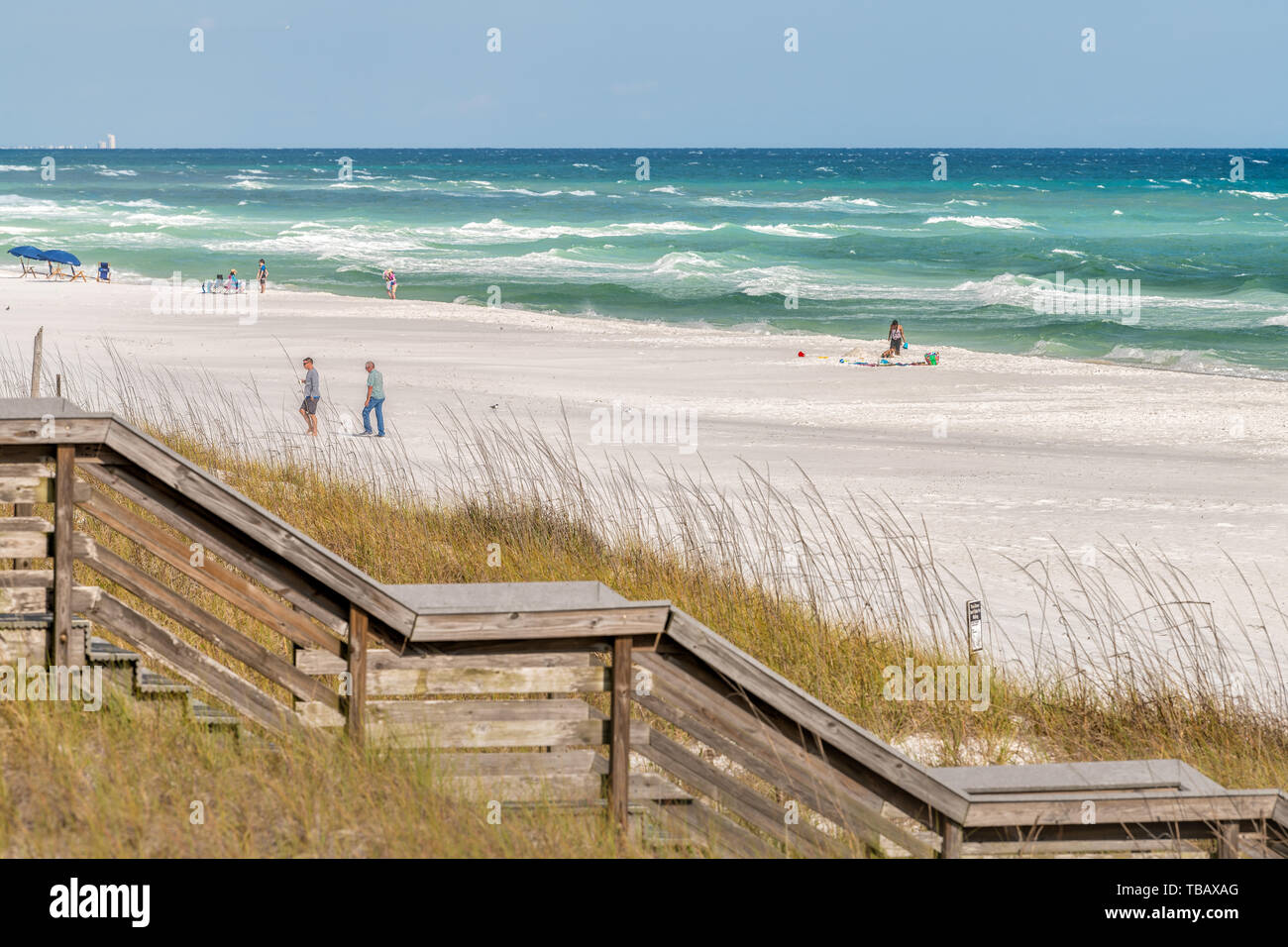 Destin, Stati Uniti d'America - 24 Aprile 2018: Miramar Beach City town in Florida Panhandle golfo del Messico di acqua oceanica, gradini in legno boardwalk alle dune di sabbia con peopl Foto Stock