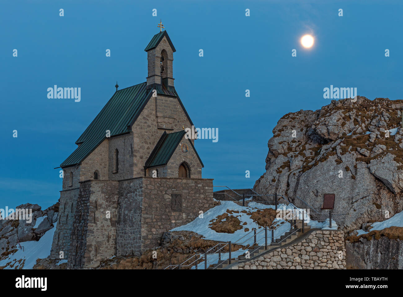 La piccola cappella sulla vetta del Monte Wendelstein, Baviera, Germania, alla luna piena Foto Stock