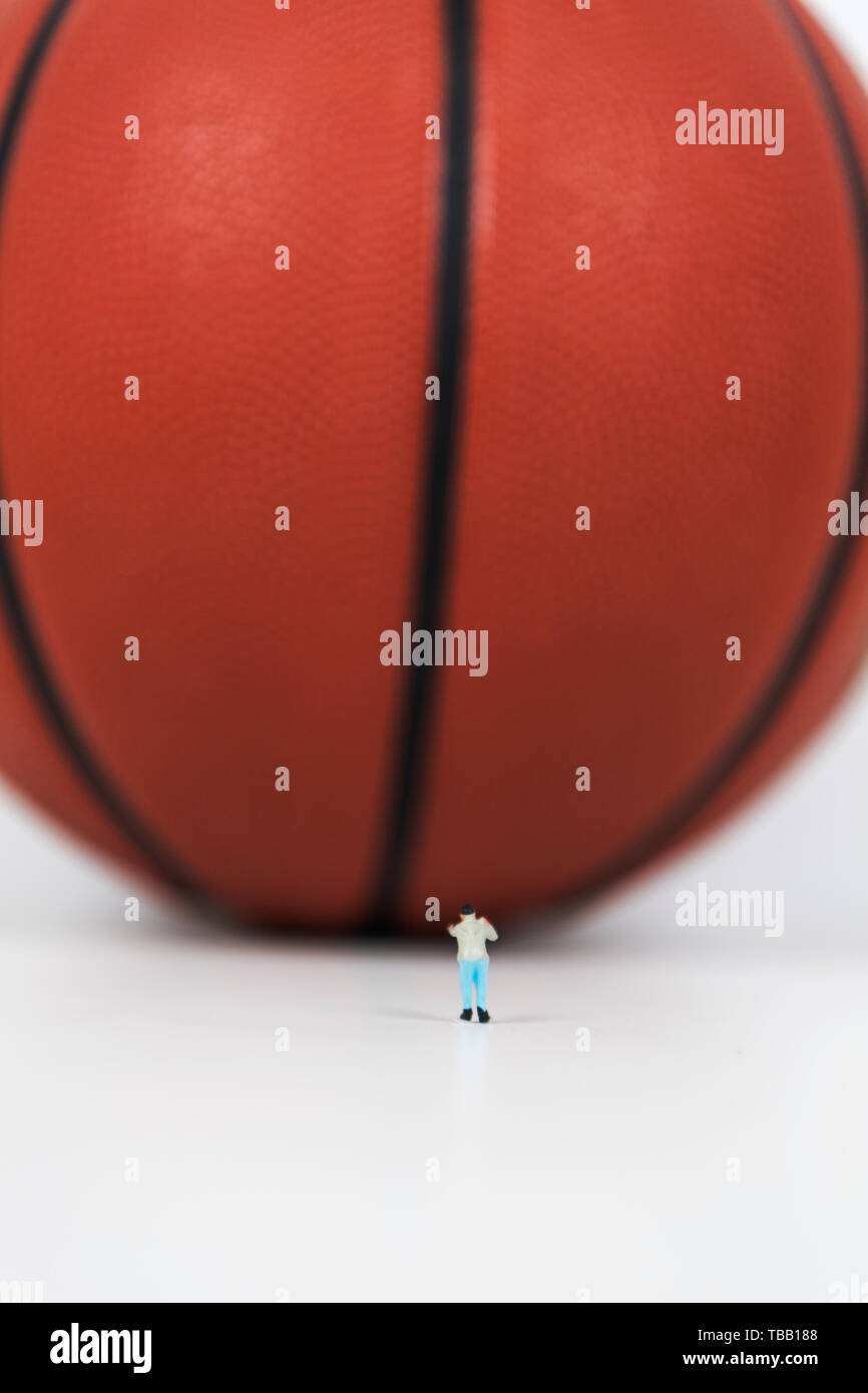 Il piccolo uomo guardando il basket. Foto Stock