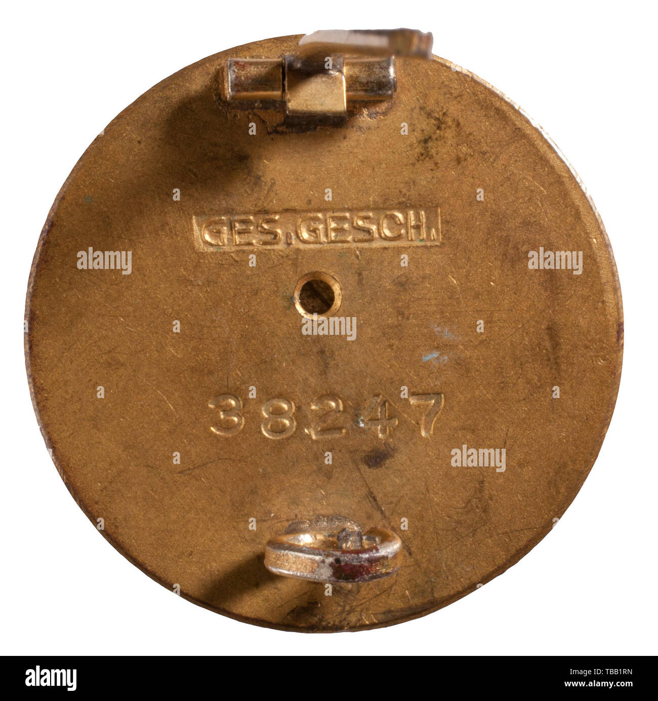JOHN PEPERA RACCOLTA, SS-Hauptsturmführer Erwin Buchner - una station wagon di SS e membro del partito, Deschler prodotte 30 mm golden badge di partito, leggermente usurata Tombak dorato con inserto placcato in argento smaltato, badge di partito. Membro del Partito numero '38247' sulla retromarcia con perno verticale. Stampigliato incuse 'GES. GESCH.' sopra il foro di sfiato. Argento ha colpito Gau onore il Badge Thüringen con stampato '800' argento contenuto sul bordo inferiore, retromarcia perno orizzontale attacco e timbrati numero di premio '487'. Argento SS anello d'Onore personalizzati in dal gioielliere Gahr a Monaco di Baviera, saldato al di sotto del separatamente app, Editorial-Use-solo Foto Stock