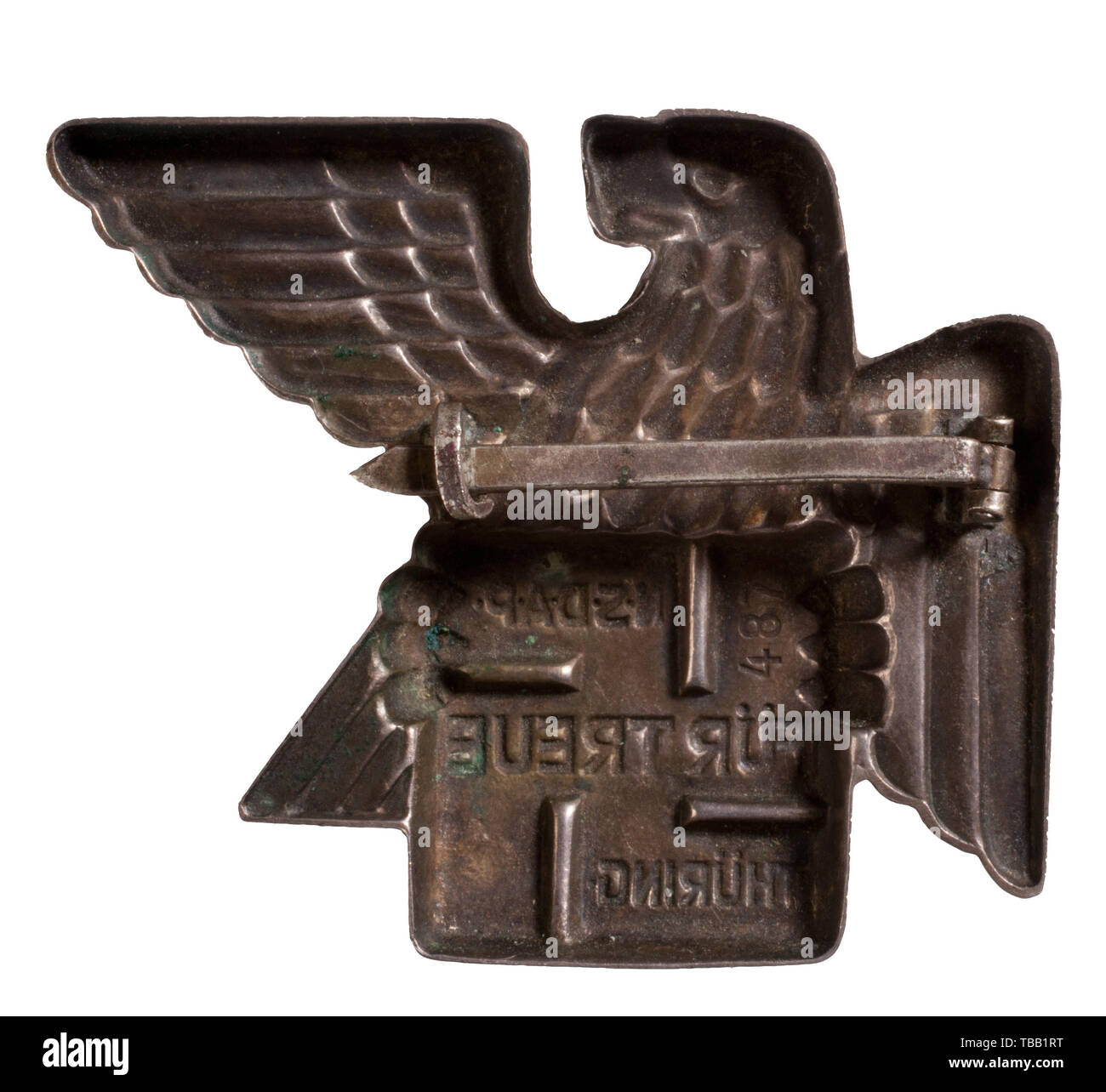 JOHN PEPERA RACCOLTA, SS-Hauptsturmführer Erwin Buchner - una station wagon di SS e membro del partito, Deschler prodotte 30 mm golden badge di partito, leggermente usurata Tombak dorato con inserto placcato in argento smaltato, badge di partito. Membro del Partito numero '38247' sulla retromarcia con perno verticale. Stampigliato incuse 'GES. GESCH.' sopra il foro di sfiato. Argento ha colpito Gau onore il Badge Thüringen con stampato '800' argento contenuto sul bordo inferiore, retromarcia perno orizzontale attacco e timbrati numero di premio '487'. Argento SS anello d'Onore personalizzati in dal gioielliere Gahr a Monaco di Baviera, saldato al di sotto del separatamente app, Editorial-Use-solo Foto Stock