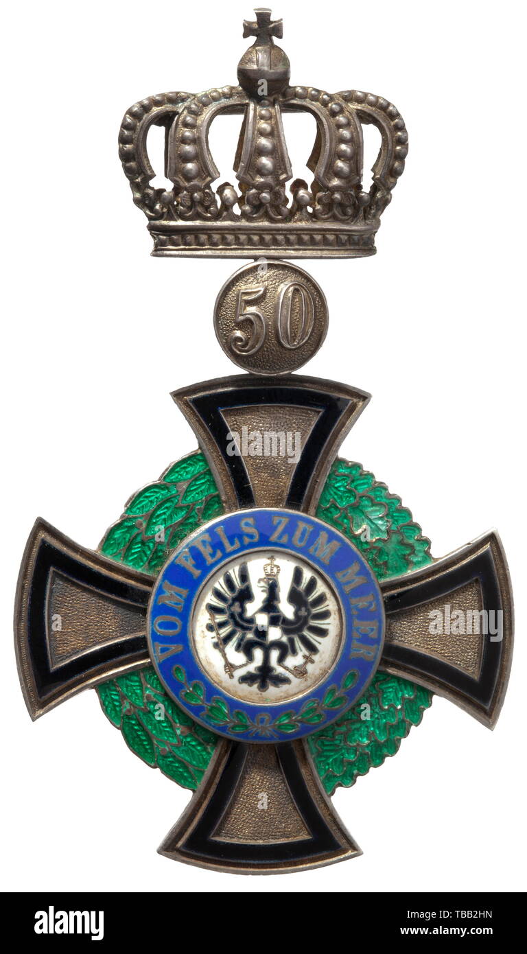 Una borchia di ordini per un lungo che serve il veterano del combattimento del 1848/49 quattro pezzi con chiusura: Stati's Cross della Casa Ordine di Hohenzollern con '50' anniversario cypher, Generale onore Award di seconda classe con filo sottile occhiello. Impero tedesco: guerra medaglia commemorativa del 1870/71 in acciaio duro con il nastro. La Prussia: Hohenzollern medaglia commemorativa per i combattenti. Incluso è il lungo il Premio Servizio prima classe (chiusura dal 1825 su) per 21 completato gli anni di servizio senza il metallo appliqué, con bordo giallo. Gli Stati's Cross della Casa Ordine o, Additional-Rights-Clearance-Info-Not-Available Foto Stock