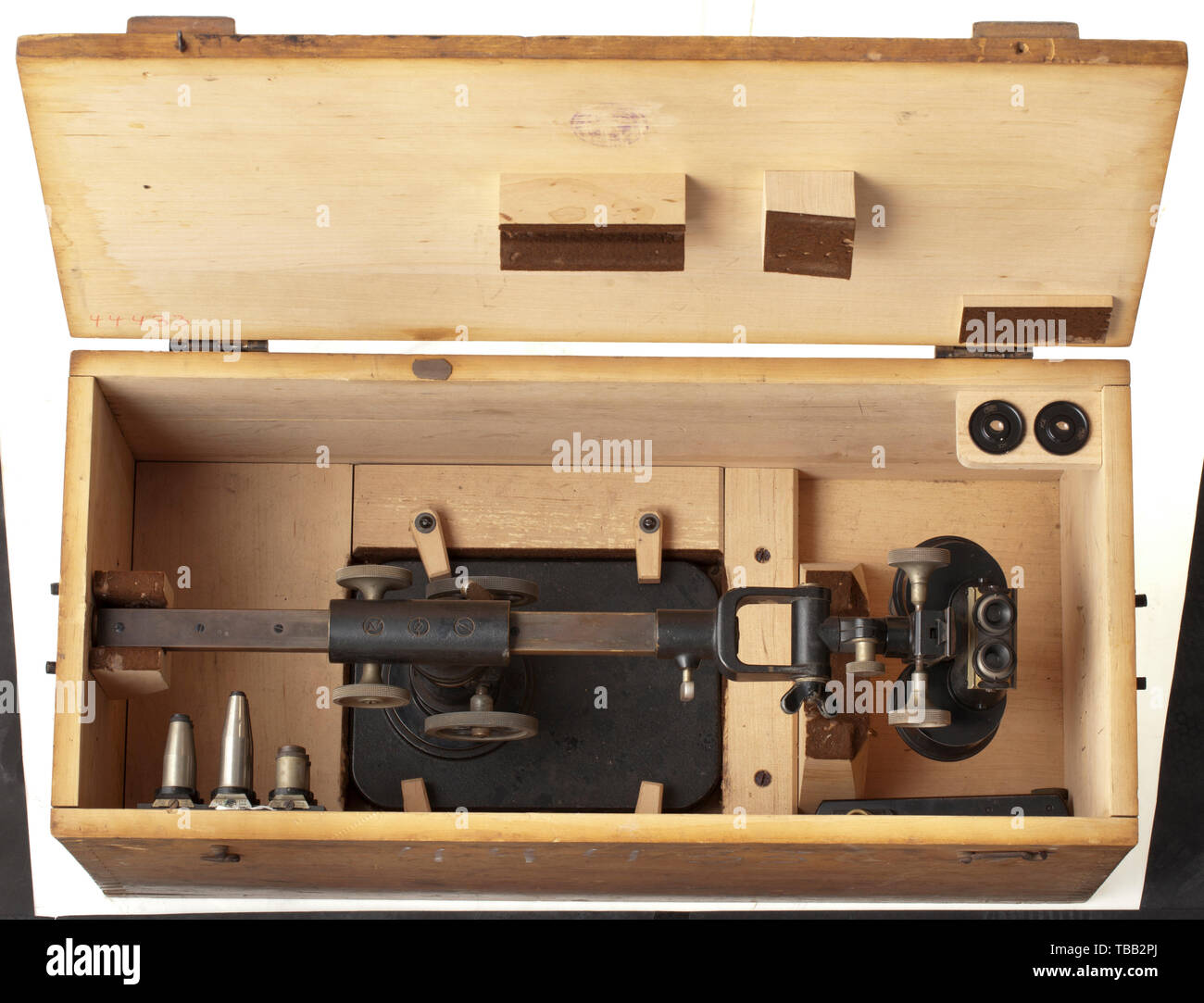 Un microscopio speciale e un visualizzatore di foto da Zeiss viewer con il timbro di accettazione della Marina Imperiale, "No. 44433' e creatore di iscrizione "Carl Zeiss Jena e'. Montato su un pannello di acciaio, multi-regolabile in altezza e in Acuity. In legno corrispondente scatola di trasporto con accessori quali lenti di ricambio, illeggibile timbro dell'inventario. Probabilmente utilizzato per l'analisi di riprese aeree. storica, storica, marina, le forze navali e militari, militaria, ramo di servizio, rami di servizio, forze armate, servizio armato, oggetto, oggetti, alambicchi, clippin, Additional-Rights-Clearance-Info-Not-Available Foto Stock