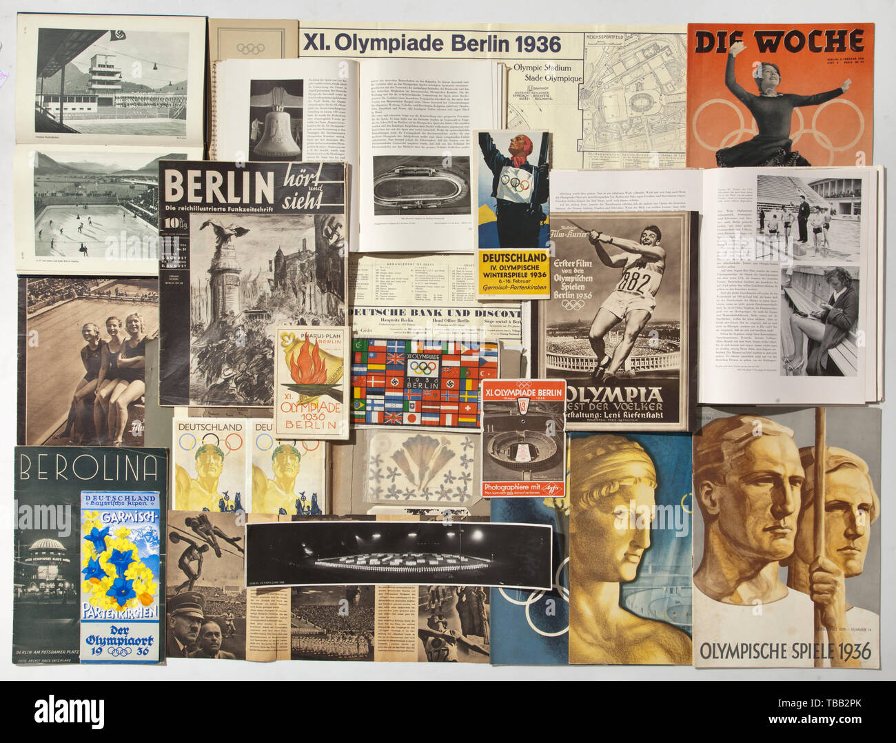 Una grande raccolta sui Giochi Olimpici Invernali ed Estivi 1936 in Germania materiale completo sui Giochi Olimpici con i luoghi di Berlino, Garmisch-Partenkirchen, Kiel e Wroclaw. Tra di loro guide, giorno orari, biglietti di ingresso, foto, cartoline, documenti quali il viaggio record, settimana olimpica di pianificazione per Garmisch e Farchant, programma per i funzionari, album di foto con titolo in rilievo, mappe della città "AGFA' disco con gli appuntamenti, i programmi lato (danza, calcio, KDF), originale Olympia pennant, calendario, direzioni di traffico e molto , Additional-Rights-Clearance-Info-Not-Available Foto Stock