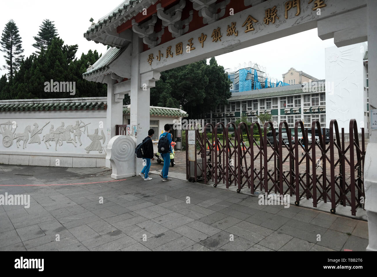 Studenti che entrano nell'Accademia Wujiang fondata nel 1780 nell'isola di Kinmen Taiwan. ZhuZi era un famoso razionalista nella filosofia confuciana della dinastia Song Meridionale che fondò la prima Accademia Yennan a Kinmen dove gli studenti potevano ricevere l'istruzione. Foto Stock