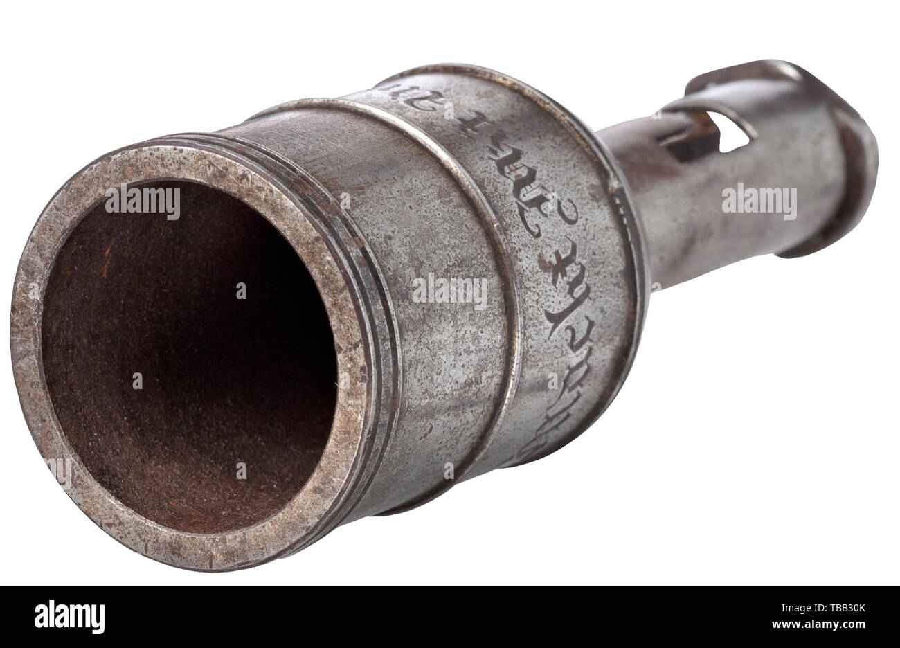 Un mortaio tedesco top per militari moschetti, seconda metà del XVIII secolo a una parte superiore forgiato con forma cilindrica, banda-applicate granata cup in cal. 51 mm. Motto inciso sul lato 'Macht Mit Uns' (alimentazione con noi). Presa con bloccaggio a baionetta e bordo rinforzato per botti di 24 mm di diametro. Lunghezza 17,6 cm. Estremamente raro che il dispositivo è stato presumibilmente utilizzato da una unità di granatieri. storica, storica, Additional-Rights-Clearance-Info-Not-Available Foto Stock Un mortaio tedesco top per militari moschetti, seconda metà del XVIII secolo a una parte superiore forgiato con forma cilindrica, banda-applicate granata cup in cal. 51 mm. Motto inciso sul lato 'Macht Mit Uns' (alimentazione con noi). Presa con bloccaggio a baionetta e bordo rinforzato per botti di 24 mm di diametro. Lunghezza 17,6 cm. Estremamente raro che il dispositivo è stato presumibilmente utilizzato da una unità di granatieri. storica, storica, Additional-Rights-Clearance-Info-Not-Available Foto Stock