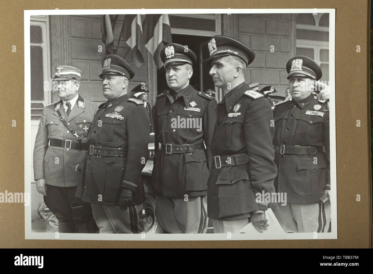 Wilhelm Ohnesorge - un regalo album fotografico del Ministro post di visitare l'Italia 1939 57 di grandi dimensioni (foto 23 x 17 cm in tre in formato 13 x 18 cm) in verde album fotografico (colonna vertebrale danneggiato) con una pagina che reca la dedica "Ricorodo della visita in Italia del Ministro delle poste del Reich dr. ing. E.H. Ohnesorge' (il torto iniziali "E.H.' probabilmente il risultato di un errore di traduzione). Con le foto del suo soggiorno a Venezia: Ohnesorge italiane e il Ministro delle Comunicazioni Host-Venturi in una fabbrica glassblowing in Murano, a Bologna: Ohnesorge in uniforme NSKK frequentando parate wit Editorial-Use-solo Foto Stock