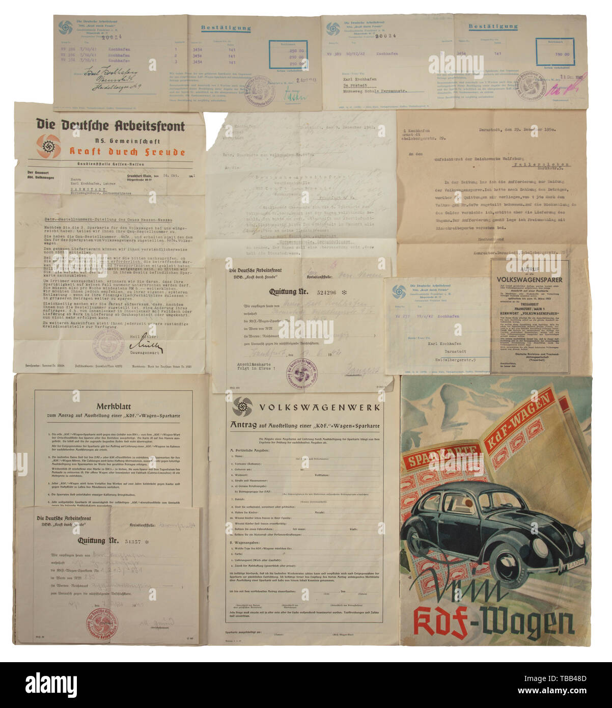 Due opuscoli pubblicitari, documenti per 'KdF' veicoli due brochure "ein KDF-Wagen", 32 pagine ciascuno, pubblicato da Volkswagenwerk GmbH, Berlino, stampa multicolore, illustrato con un veicolo Volkswagen e intitolato "ein KDF-Wagen". Dimensioni circa 21,5 x 29,5 cm, con molte illustrazioni per la vettura dell ordine, una brochure con la rara forma di applicazione "Zu Antrag 1.1.39'. Incluso due entrate per il salvataggio delle schede n. 1 - 4. Lettera da ottobre 1941 sull'assegnazione dell'ordine di Gau numero '6070' dal Studio Gau Hessen-Nassau per la KdF veicolo. Th, Additional-Rights-Clearance-Info-Not-Available Foto Stock
