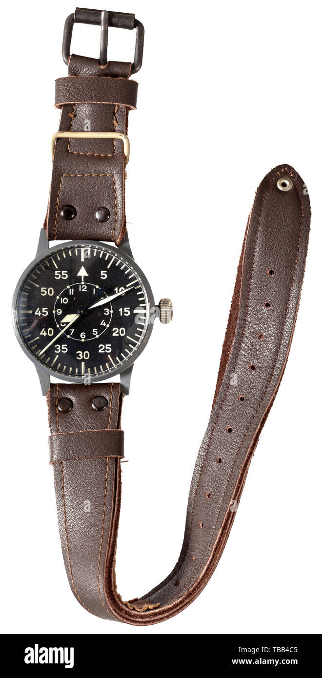 Un orologio observerïs della Deutsche Luftwaffe - maker Lacher & Co. In ordine di lavoro, quadrante nero con minuto esterna ed interna del cerchio ore. Indicatori luminescenti e brunito mani con materiale fosforescente. Laccato Grigio caso con difetti di colore con la dicitura 'FL 23883' a lato, l'esterno del coperchio goffrato 'H 20442','interno stampato 'Beobachtungsuhr - Bauart Durowe - Gerät-Nr. 127-560B - Werk-Nr. H 20442 - Anforderz. FL. 23883 - Hersteller Lacher & Co". Opere dorate con il n. '50849' del calibro D5 Durowe (Deutsche Uhren-Rohwerke, Pforzheim) da Laco con 22 pietre preziose, Editorial-Use-solo Foto Stock