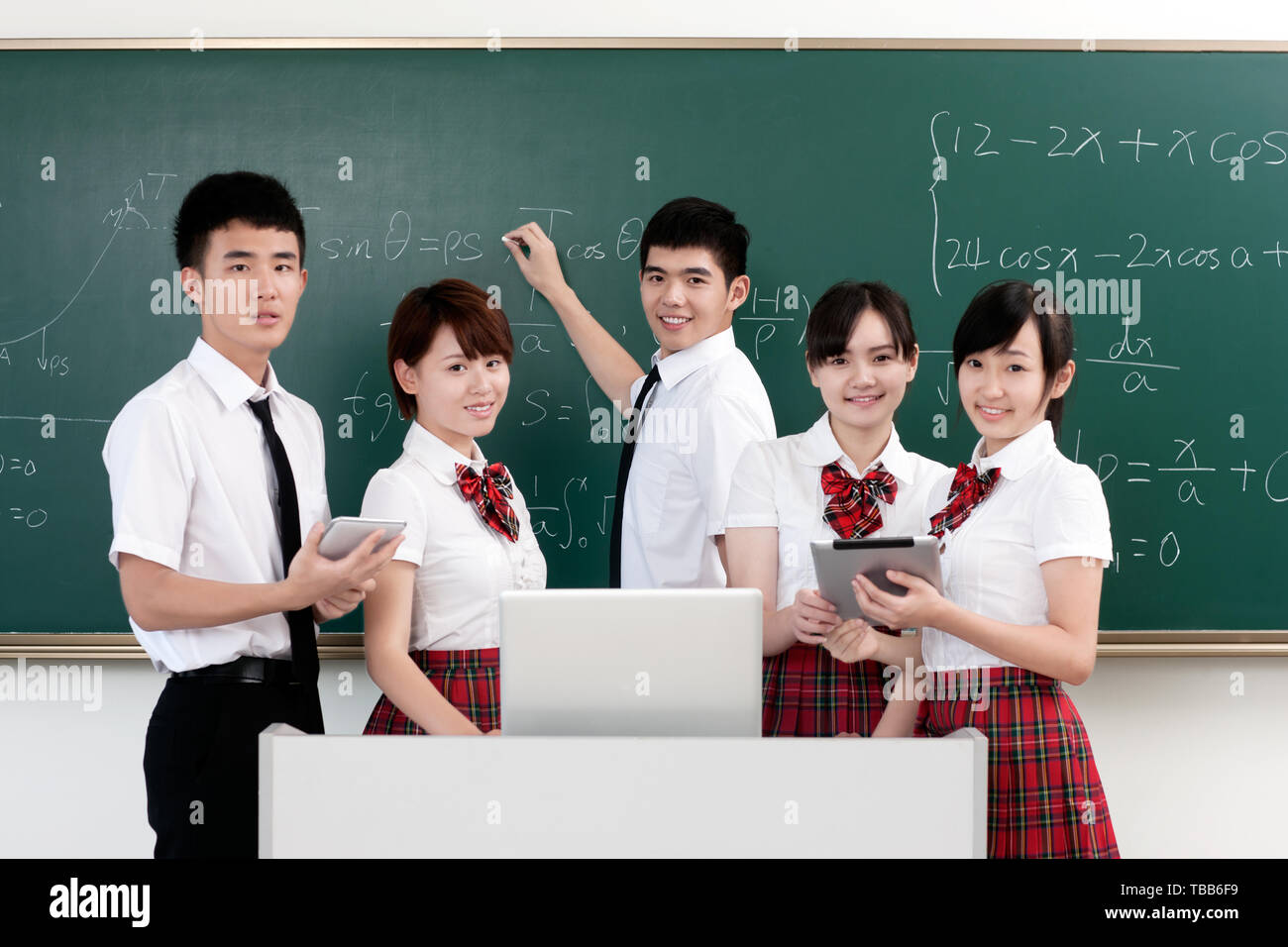 Il lavoro di squadra tra gli studenti delle scuole superiori Foto Stock