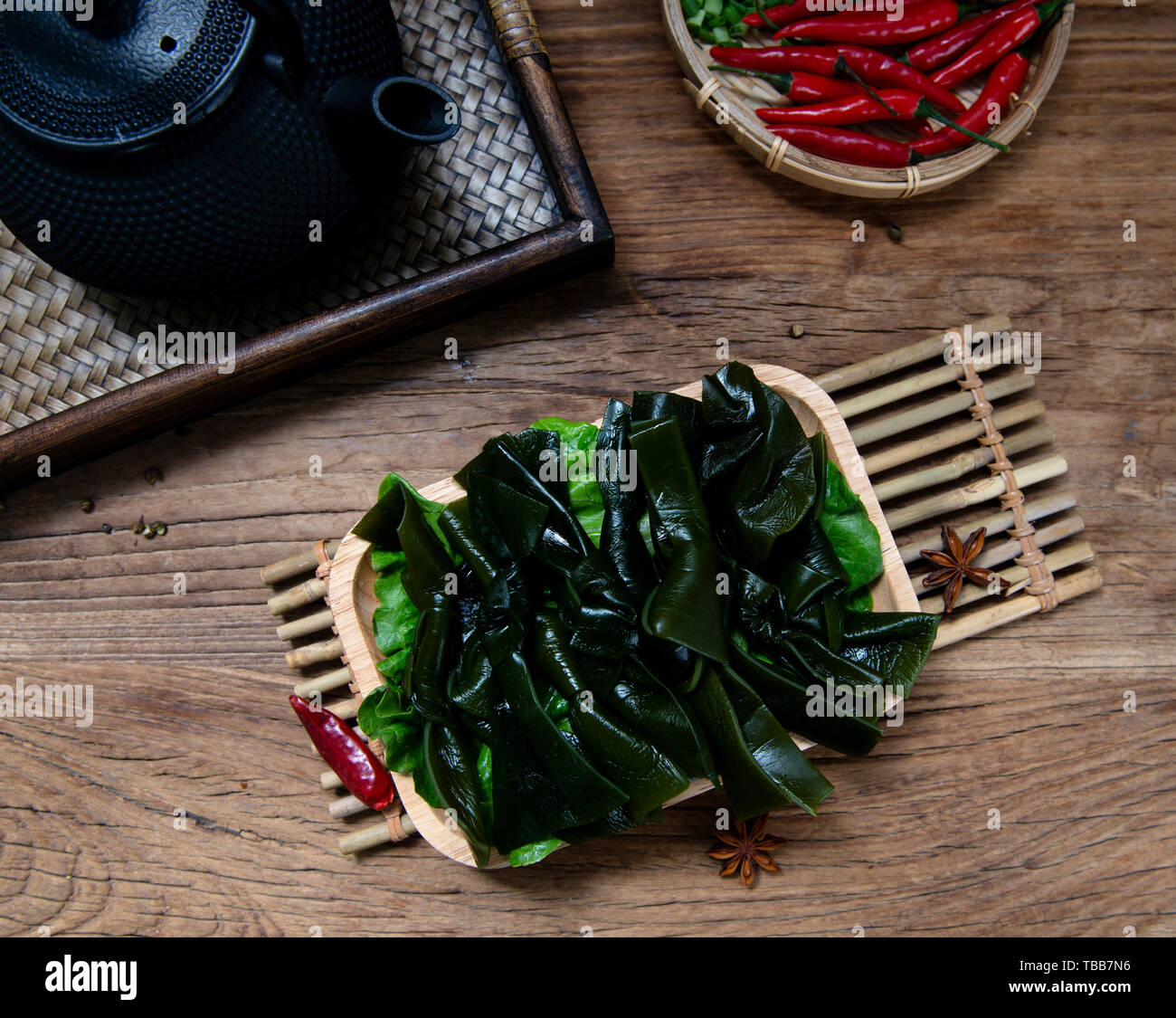 Hot pot piccante ingredienti seta kelp kelp nodo Foto Stock