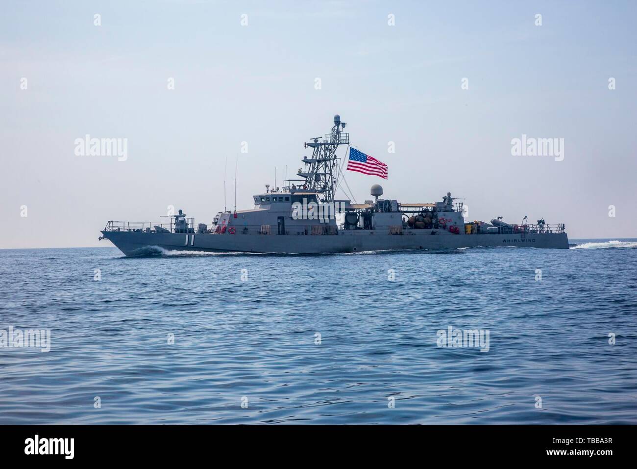 190527-A-YD127-2021 GOLFO ARABICO (27 maggio 2019) il ciclone-class pattugliamento costiero nave USS turbine (PC 11) vola la loro battaglia ensign mentre patrol nel Golfo Arabico. Consiglio di cooperazione del Golfo, le nazioni e gli Stati Uniti La marina sono in conduzione enhanced pattuglie di sicurezza in tutta la regione, in particolare aumentando la comunicazione e il coordinamento con ogni altro a sostegno regionale di cooperazione navale e le operazioni di sicurezza marittima nel Golfo Arabico. (U.S. Esercito foto di Spc. Vincent Fausnaught/rilasciato) Foto Stock