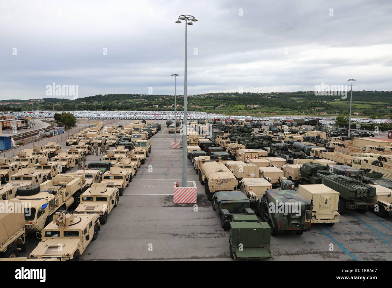 Oltre 300 veicoli e pezzi di equipaggiamento militare stage presso il porto di Koper, Slovenia, 30 maggio 2019. Le attrezzature saranno spostati in convogli in varie posizioni nel teatro europeo congiunta per esercizi di estate tra Stati Uniti Esercito e i nostri alleati e partner. Stati Uniti Esercito foto di Sgt. Erica Earl Foto Stock