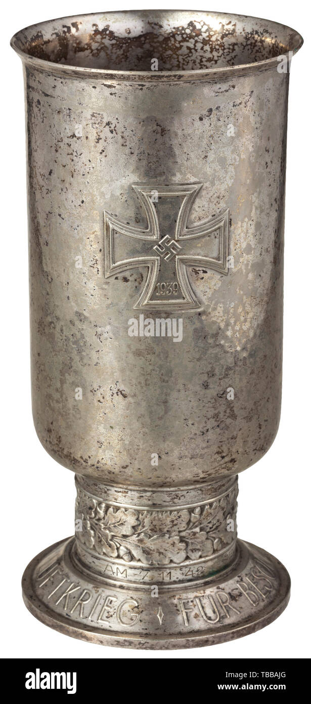 Un calice di onore per gli eccezionali risultati raggiunti nella guerra aerea - osservatore Lothar Kroczek, calice del secondo tipo, prodotta in placcati argento alpacca con nome inciso "OBERFELDWEBEL LOTHAR KROCZEK AM 7.11.42'. La base con la consueta maker e dichiarazione del materiale. Un pulito, sfregato il calice di un osservatore dell'antenna. Altezza 20,7 cm. Peso 368 g. storica del Novecento storico, Editorial-Use-solo Foto Stock