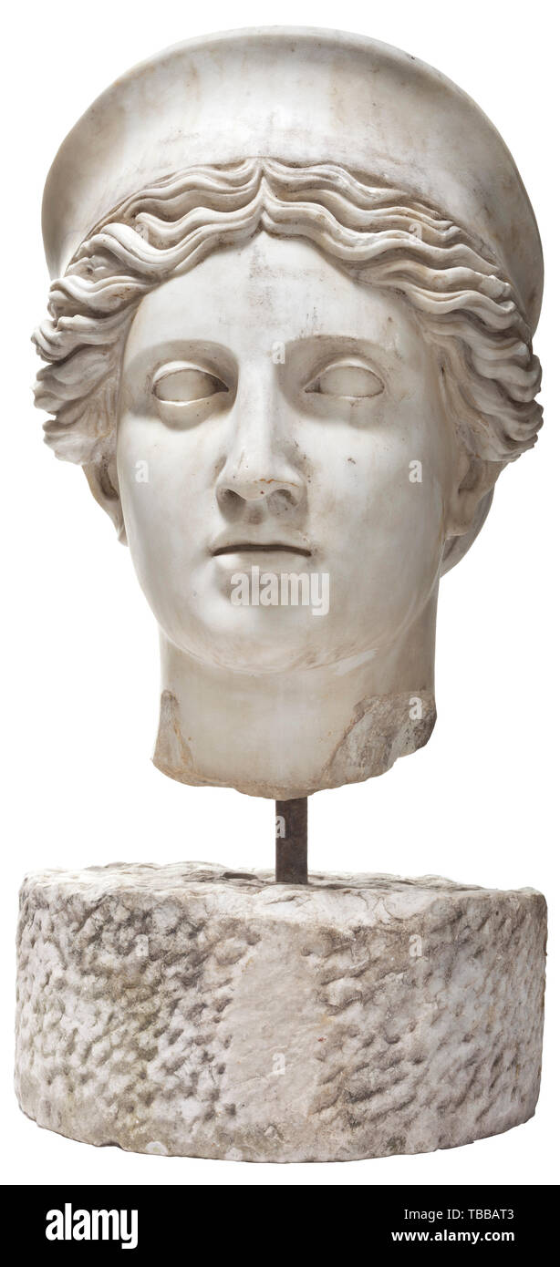 Si tratta di una monumentale in marmo testa femmina, secolo XIX, modellato sul Juno Ludovisi, nonostante diverse varianti, come il diadema con nessun ornamento a palmette, assenza di boccoli curling della nuca e diversamente disposti chignon, non vi può essere alcun dubbio che lo scultore ha modellato il suo lavoro su Juno Ludovisi, come rivela il volto e la pettinatura, inquartato a brow e richiamato in morbide onde. Scoperto a Roma e in piedi 1.14 m di altezza, la testa colossale risale agli inizi del secolo e probabilmente rappresenta, Additional-Rights-Clearance-Info-Not-Available Foto Stock