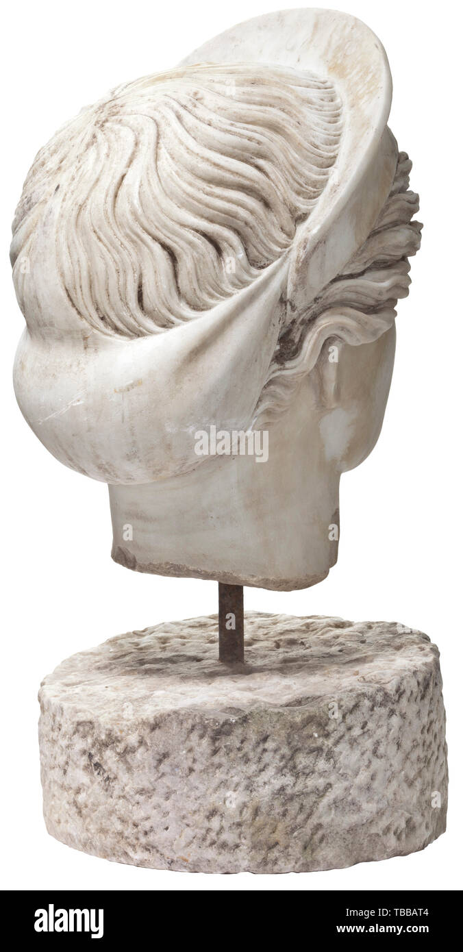 Si tratta di una monumentale in marmo testa femmina, secolo XIX, modellato sul Juno Ludovisi, nonostante diverse varianti, come il diadema con nessun ornamento a palmette, assenza di boccoli curling della nuca e diversamente disposti chignon, non vi può essere alcun dubbio che lo scultore ha modellato il suo lavoro su Juno Ludovisi, come rivela il volto e la pettinatura, inquartato a brow e richiamato in morbide onde. Scoperto a Roma e in piedi 1.14 m di altezza, la testa colossale risale agli inizi del secolo e probabilmente rappresenta, Additional-Rights-Clearance-Info-Not-Available Foto Stock