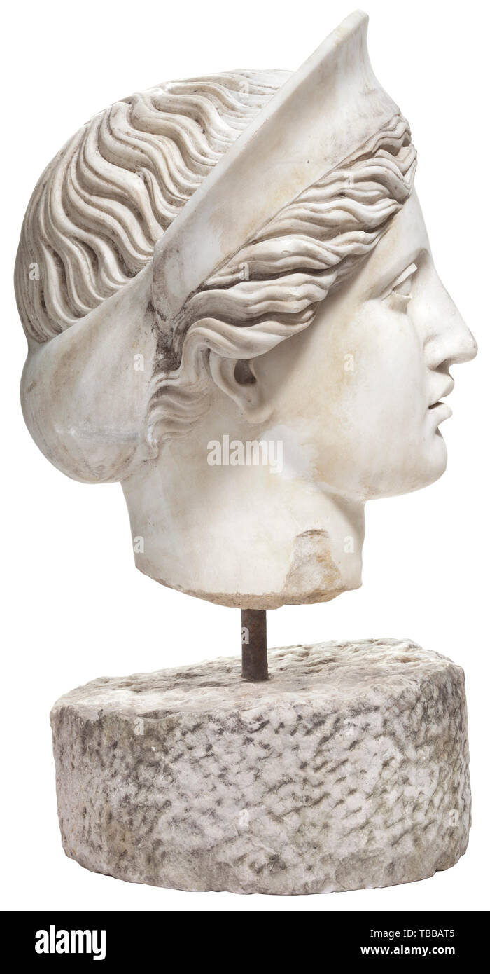 Si tratta di una monumentale in marmo testa femmina, secolo XIX, modellato sul Juno Ludovisi, nonostante diverse varianti, come il diadema con nessun ornamento a palmette, assenza di boccoli curling della nuca e diversamente disposti chignon, non vi può essere alcun dubbio che lo scultore ha modellato il suo lavoro su Juno Ludovisi, come rivela il volto e la pettinatura, inquartato a brow e richiamato in morbide onde. Scoperto a Roma e in piedi 1.14 m di altezza, la testa colossale risale agli inizi del secolo e probabilmente rappresenta, Additional-Rights-Clearance-Info-Not-Available Foto Stock