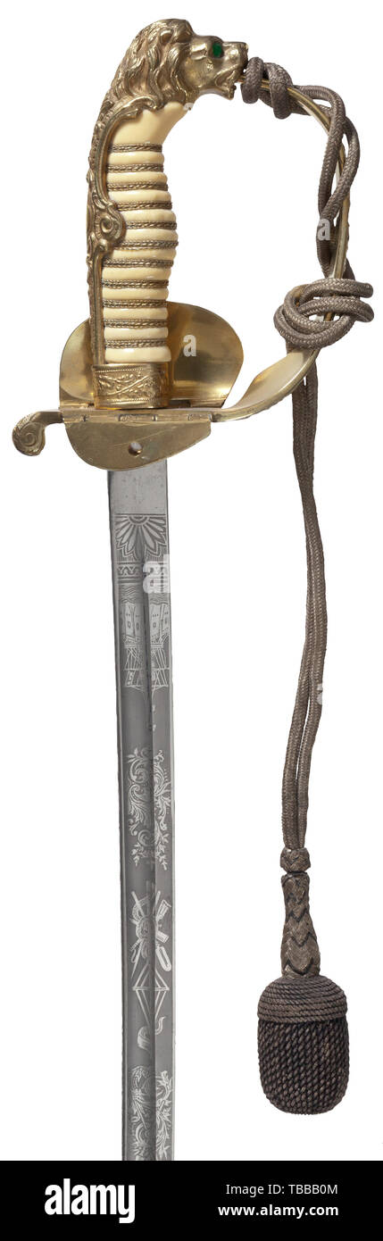 JOHN PEPERA raccolta, una sciabola per addetto navale, WKC, Solingen e leggermente curvo triple inciso lama placcata con il logo del produttore stampigliato in complementare ricasso. Ottone dorato testa leone elsa con uno rosso e uno verde occhio di vetro, 'D' decorate di guardia oakleaves e piegare la benna raffigurante un ancoraggio nel centro di un ovale. Bianco impugnatura in celluloide con triplo ritorto filo di ottone wrap. In cuoio nero fodero con cucitura posteriore, singola linea impressa lungo ciascun bordo e fiocco detenute gilt raccordi in ottone. Il raccordo inferiore di fiocco mancanti. Saber completo con tonica argento portepee thread. L Editorial-Use-solo Foto Stock