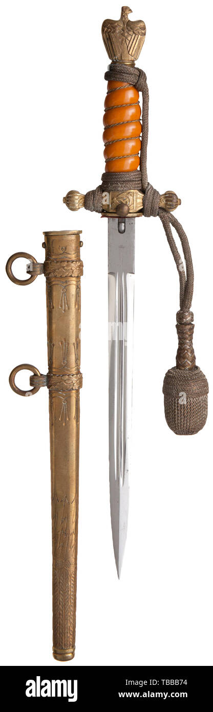 JOHN PEPERA RACCOLTA, A M 1938 pugnale per addetto navale, con Portepee, Maker W.K.C, Solingen. Lama placcata con stampato il logo del costruttore sul ricasso. Servizio in ottone usurati crossguard e pomo conservando solo tracce di doratura. Color arancio impugnatura in celluloide con filo ritorto wrap. Servizio in ottone usurati fodero è decorato con "fulmine pattern". 43 cm dai toni oro/argento portepee in alluminio. Lunghezza 42 cm., Editorial-Use-solo Foto Stock