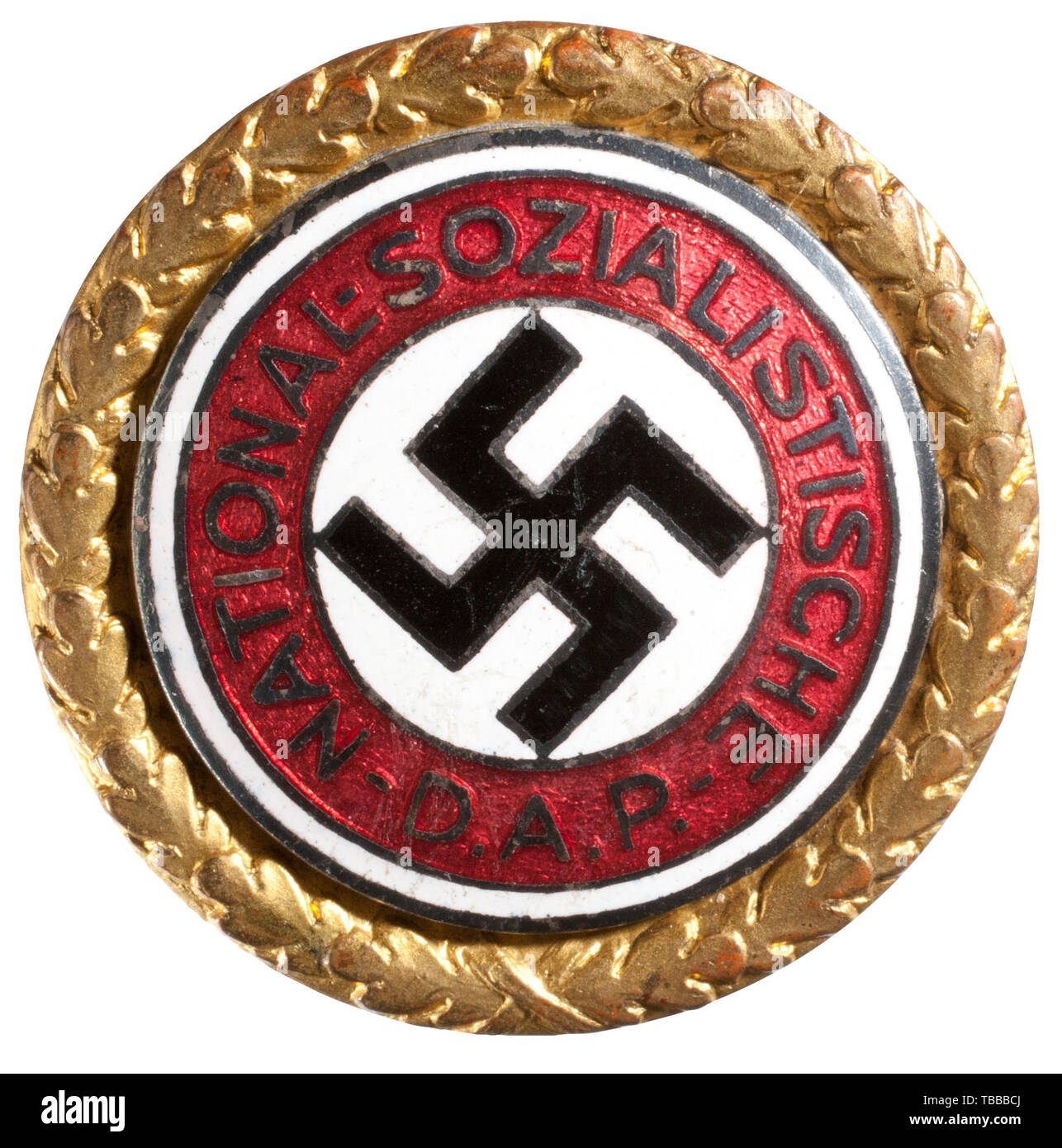 JOHN PEPERA raccolta, un partito d'oro distintivo del NSDAP in 30 mm, leggermente usurata Tombak dorato con inserto placcato in argento smaltato, parte badge (invecchiamento luce). Membro del Partito numero '5827' sulla leggermente usurata in retromarcia con stampato 'GES. GESCH." sopra il perno orizzontale sulla piastra di attacco stampigliato 'DESCHLER & Sohn MÜNCHEN 9' posto al di sopra del foro di sfiato., Editorial-Use-solo Foto Stock