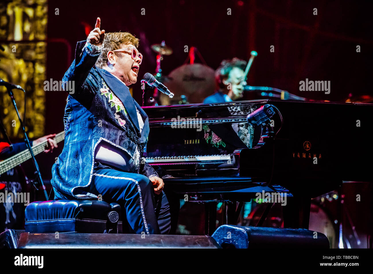 Verona, Italia. 29 Maggio, 2019. Elton John, leggenda vivente del mondo della musica pop, ha eseguito per la prima data dell'Arena di Verona e delle tre date previste in Italia (il terzo sarà a Lucca il 7 Luglio) del suo congedo mattone giallo Road, la tour d'addio alla scena nel 2018 negli Stati Uniti e che includeranno 300 concerti in 3 anni e su 5 continenti. Un concerto autobiografici che tocca tutti i più grandi successi del re del pop. Credito: Luigi Rizzo/Pacific Press/Alamy Live News Foto Stock