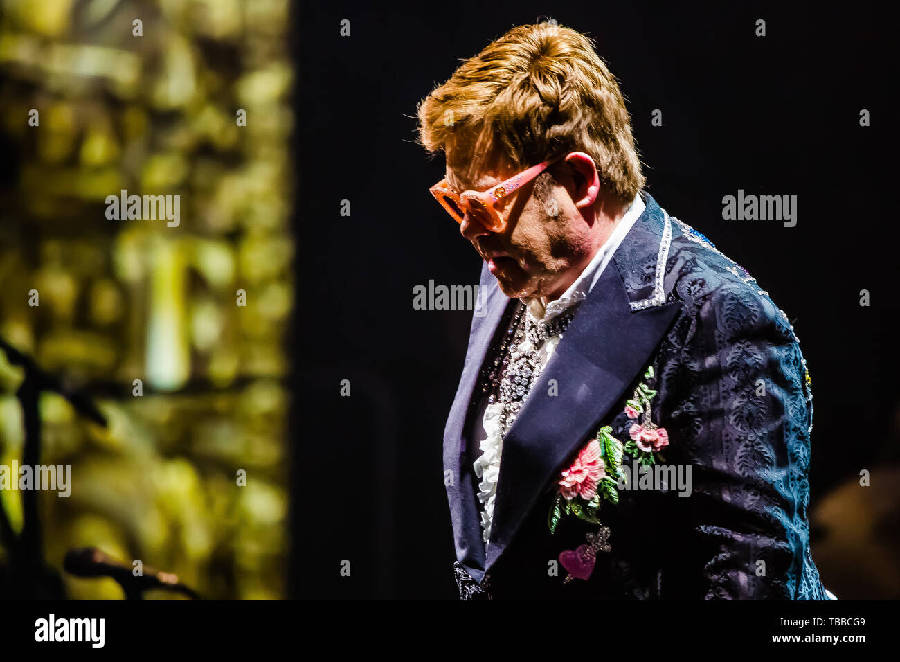 Verona, Italia. 29 Maggio, 2019. Elton John, leggenda vivente del mondo della musica pop, ha eseguito per la prima data dell'Arena di Verona e delle tre date previste in Italia (il terzo sarà a Lucca il 7 Luglio) del suo congedo mattone giallo Road, la tour d'addio alla scena nel 2018 negli Stati Uniti e che includeranno 300 concerti in 3 anni e su 5 continenti. Un concerto autobiografici che tocca tutti i più grandi successi del re del pop. Credito: Luigi Rizzo/Pacific Press/Alamy Live News Foto Stock