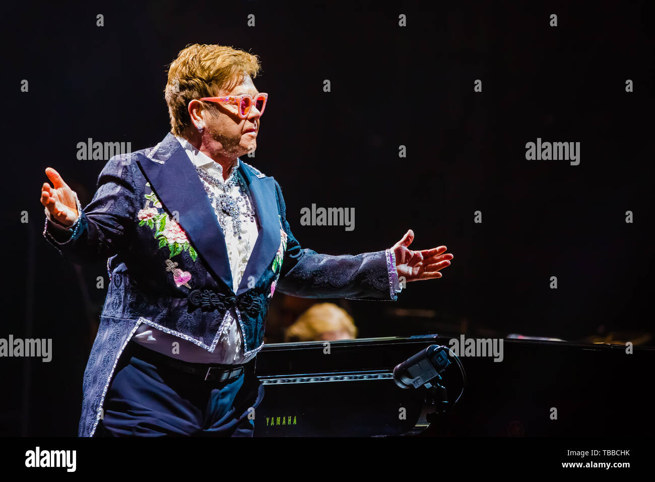 Verona, Italia. 29 Maggio, 2019. Elton John, leggenda vivente del mondo della musica pop, ha eseguito per la prima data dell'Arena di Verona e delle tre date previste in Italia (il terzo sarà a Lucca il 7 Luglio) del suo congedo mattone giallo Road, la tour d'addio alla scena nel 2018 negli Stati Uniti e che includeranno 300 concerti in 3 anni e su 5 continenti. Un concerto autobiografici che tocca tutti i più grandi successi del re del pop. Credito: Luigi Rizzo/Pacific Press/Alamy Live News Foto Stock