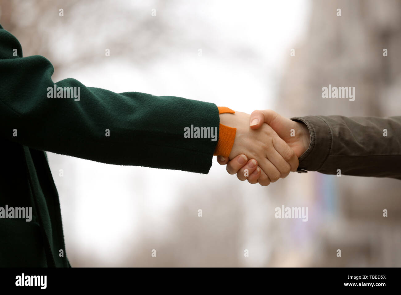 Le donne stringono le mani all'aperto Foto Stock