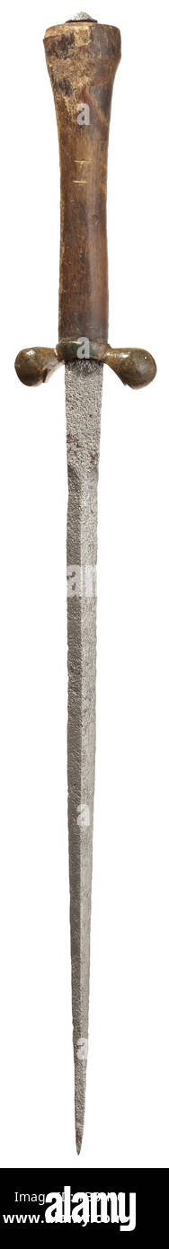 Un rene tedesco pugnale, circa 1500 lama rettangolare con punto sfalsato di 90 gradi e prominente ricasso di sezione quadrata. Bronze quillons (verniciato) con a forma di goccia finials. Avvisatore acustico di rastremazione grip. Pulire lama e un po' snocciolate, impugnatura che mostrano segni di lievi danni, ivi compresi i danni da insetti. Lunghezza 34,5 cm. storica, storica, pugnale, pugnali, spinta, thrustings, baton, arma, armi, armi, armi, dispositivo di combattimento, oggetto, oggetti, alambicchi, clipping, tagliate, cut-out, ritagli del XVI secolo, Additional-Rights-Clearance-Info-Not-Available Foto Stock