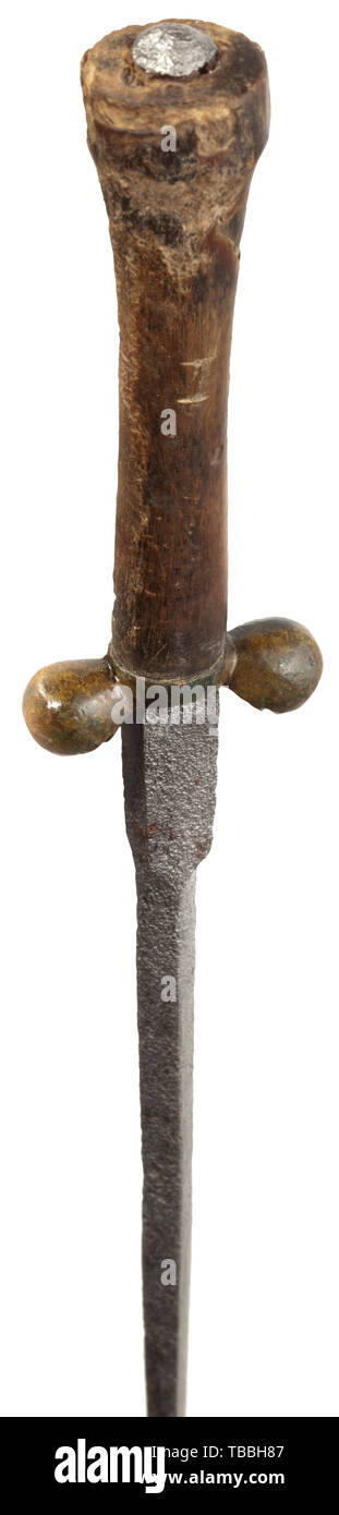 Un rene tedesco pugnale, circa 1500 lama rettangolare con punto sfalsato di 90 gradi e prominente ricasso di sezione quadrata. Bronze quillons (verniciato) con a forma di goccia finials. Avvisatore acustico di rastremazione grip. Pulire lama e un po' snocciolate, impugnatura che mostrano segni di lievi danni, ivi compresi i danni da insetti. Lunghezza 34,5 cm. storica, storica, pugnale, pugnali, spinta, thrustings, baton, arma, armi, armi, armi, dispositivo di combattimento, oggetto, oggetti, alambicchi, clipping, tagliate, cut-out, ritagli del XVI secolo, Additional-Rights-Clearance-Info-Not-Available Foto Stock