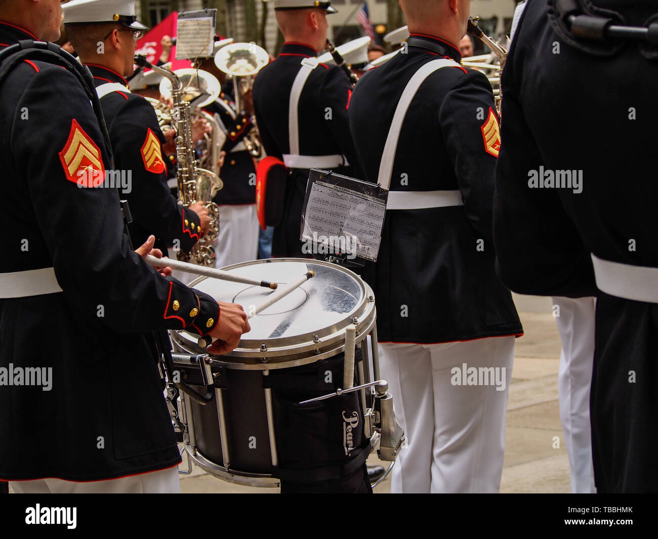 New York - Stati Uniti, 21 maggio - 2015 US Marine Corps band durante la manifestazione per il pubblico al Bryant Park per Marine giorno durante la flotta Wee Foto Stock