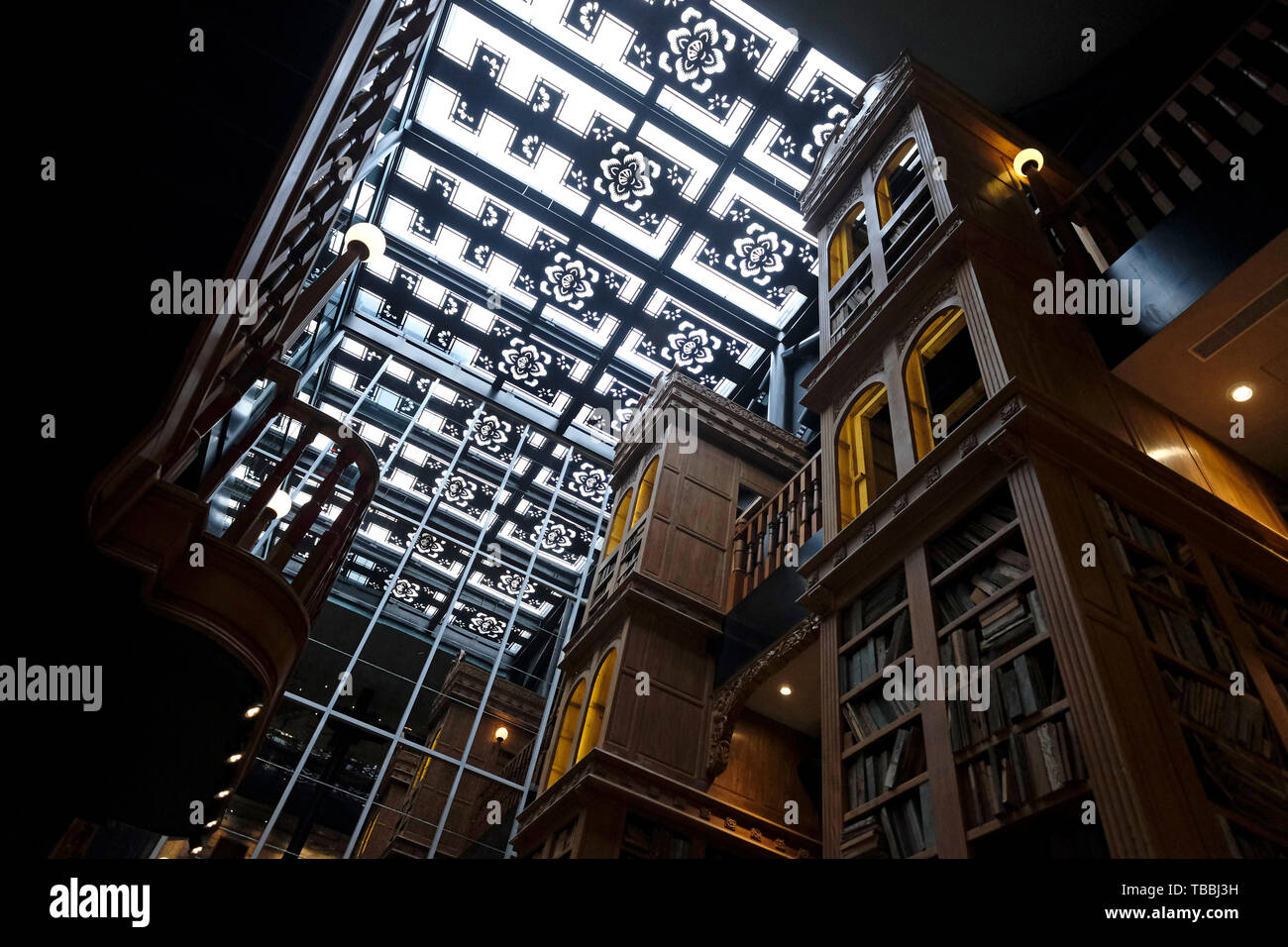 Interno della torta di Alba, una società di pasticceria rinomata per le sue torte ananas, che hanno acquisito Miyahara un rosso-mattone di edificio di architettura costruita da Miyahara Takeo, un Giapponese di oftalmologia medico nel 1927 situato nel quartiere Nantun, Taichung, Taiwan Foto Stock