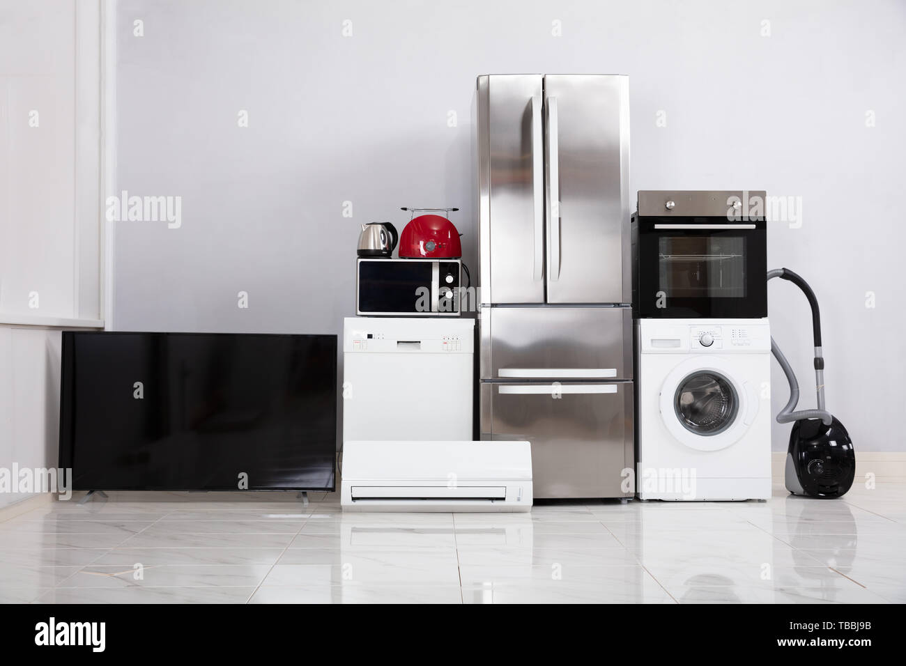 Serie di moderni apparecchi su bianco riflettente piano nel nuovo appartamento Cucina Foto Stock