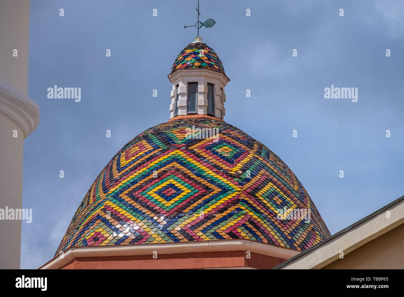 In piastrelle di maiolica cupola della chiesa dei Gesuiti di San Michele, Alghero (L'Alguer), Sardegna, Italia. Foto Stock