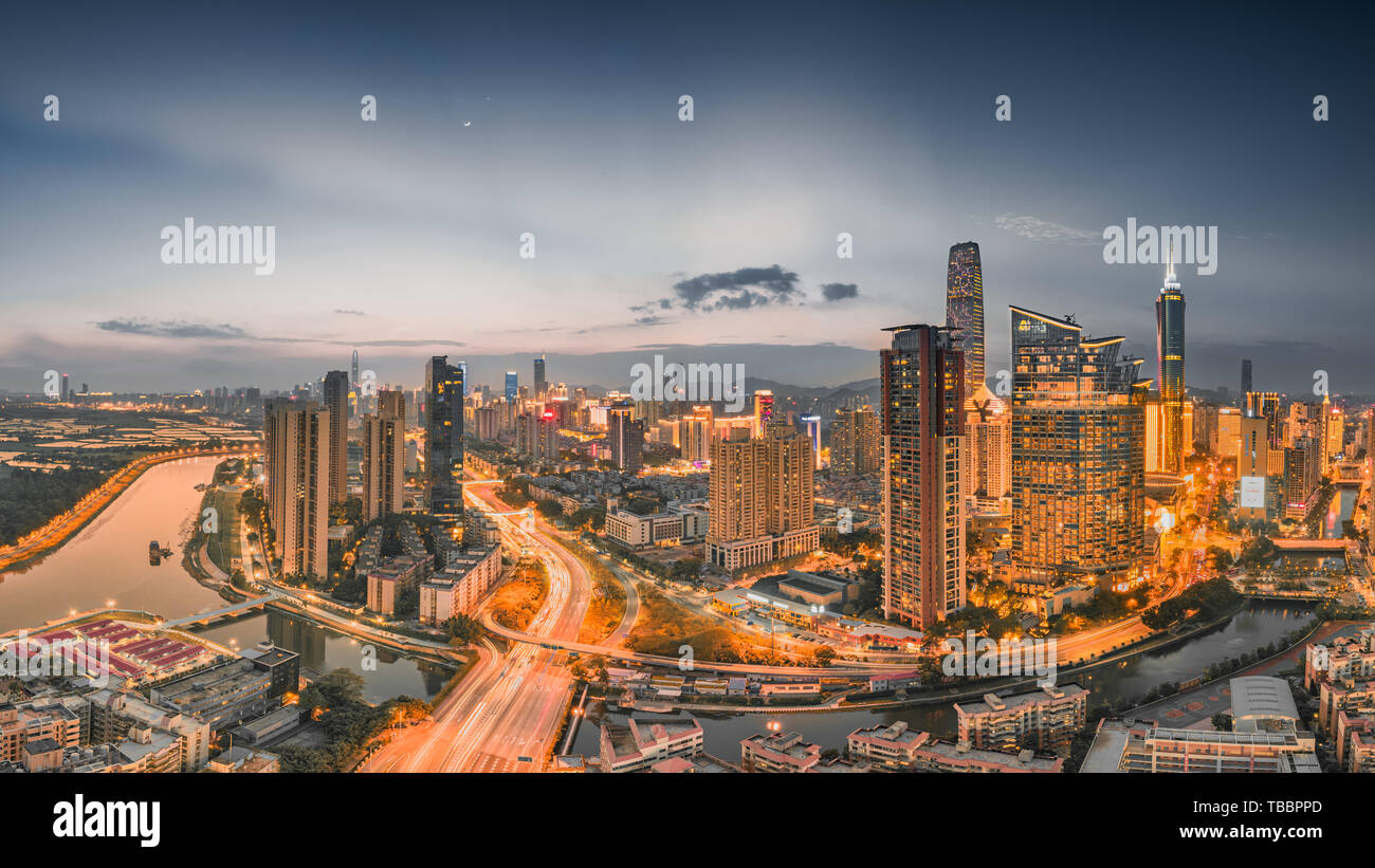 Al crepuscolo e di notte nel cuore di Lo Wu. Foto Stock