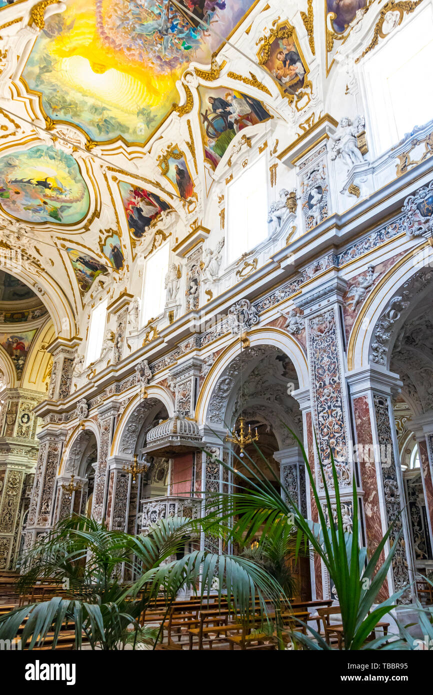 Palermo, Italia - 10 Maggio 2018: Gli interni della Chiesa del Gesu (Chiesa del Gesu) o Casa Professa. Una delle più importanti chiese barocche in t Foto Stock