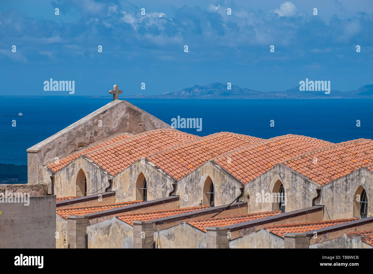 L'incantevole villaggio sulla collina di Sorso, affacciato sul Golfo dell'Asinara, provincia di Sassari , Sardegna, Italia. Foto Stock